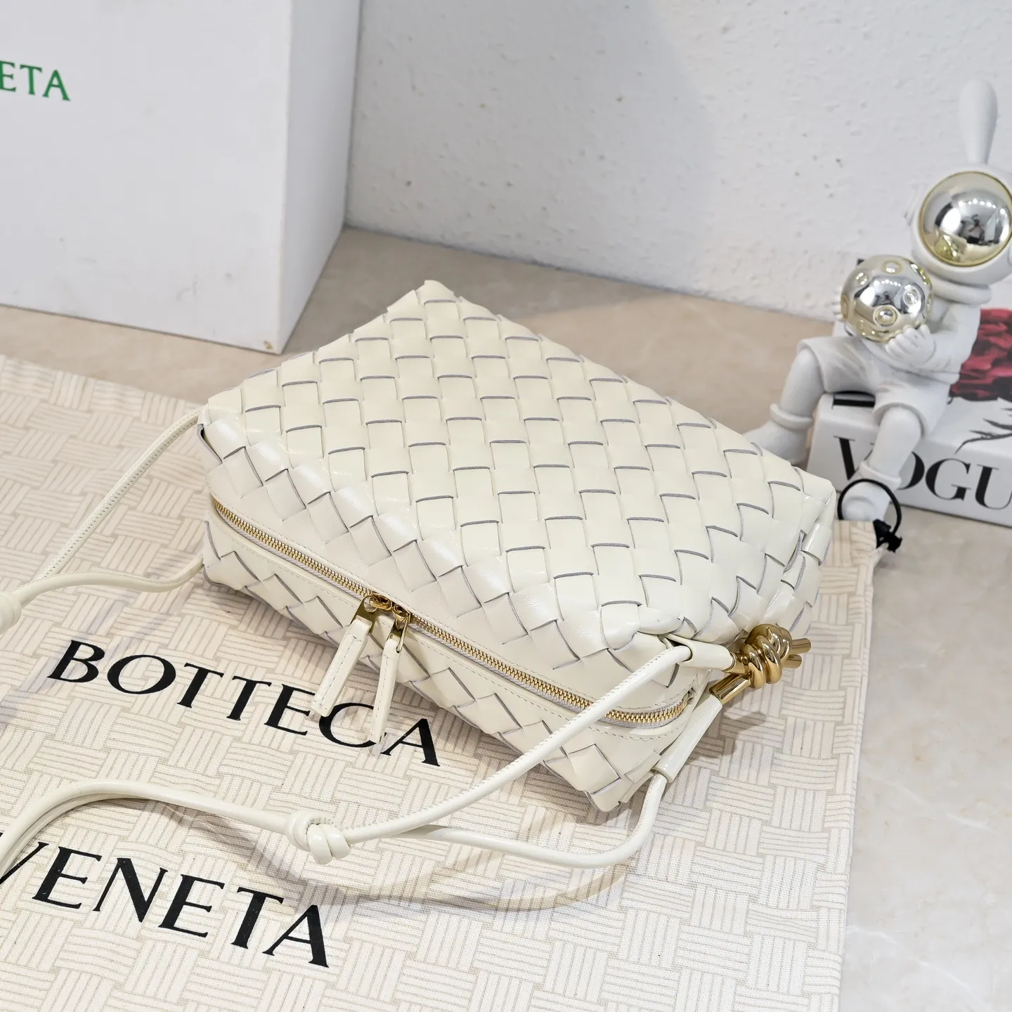 Batch 1660 𝗕𝗼𝘁𝘁𝗲𝗴𝗮 𝗩𝗲𝗻𝗲𝘁𝗮———— The latest version of the loop camera bag💥 from BV’s King of Cost-Effectiveness counter, large woven texture➕Ultra-high quality wax leather as always, with zippers, hardware decoration on both sides, adjustable drawstrings, it is especially suitable for the tummy💫It can hold anything, it is also very light, suitable🈴️for girls of all ages, size: 22*15*8cm, style number: 6126